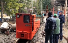 四川我廠的礦用電機(jī)車邁出國(guó)門，走向非洲。